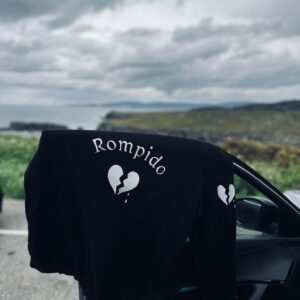 Jersey rompido broken heart en color negro con un corazón roto en el centro de la parte delantera con el nombre de rompido encima