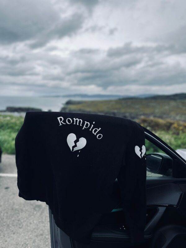 Jersey rompido broken heart en color negro con un corazón roto en el centro de la parte delantera con el nombre de rompido encima