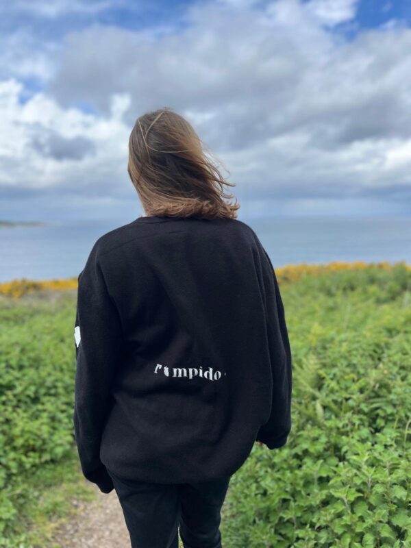 Jersey rompido broken heart en color negro con un corazón roto en la manga y el nombre "Rompido" en el centro de la parte de atrás