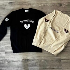 Jersey rompido broken heart en color negro y beige con un corazón roto en las mangas, el nombre "Rompido" en el centro de la parte de atrás y un corazón roto con el nombre de Rompido en la parte de delante
