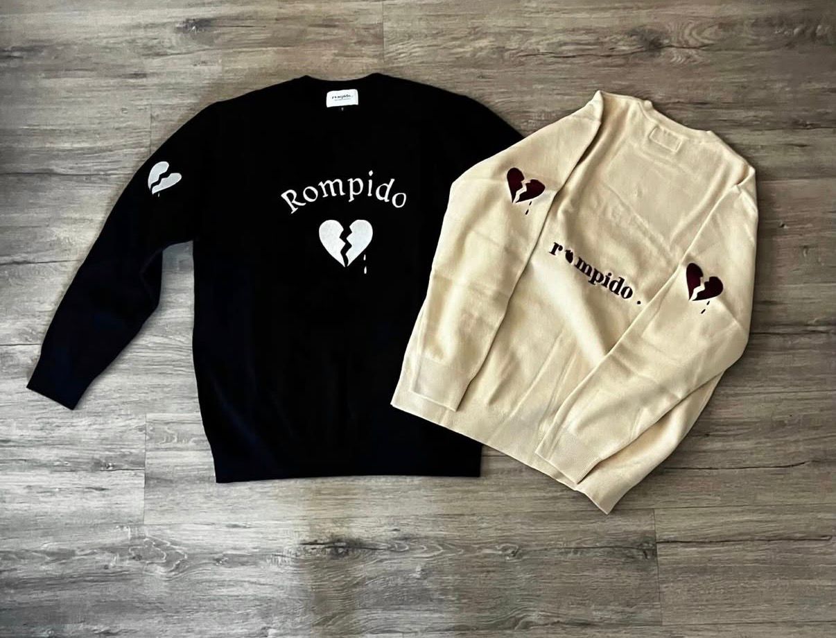 Jersey rompido broken heart en color negro y beige con un corazón roto en las mangas, el nombre "Rompido" en el centro de la parte de atrás y un corazón roto con el nombre de Rompido en la parte de delante