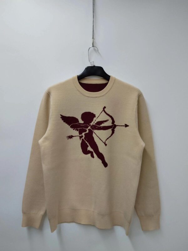 jersey rompido cupido en beige con un cupido en color granate