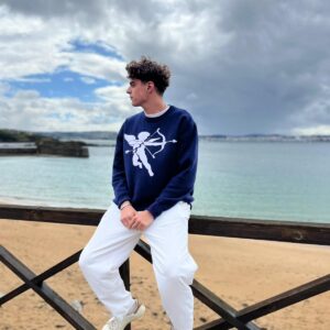 Jersey Rompido Cupido en color azul con un dibujo por delante de cupido y por detrás el nombre rompido con un corazón realista roto en vez de la O