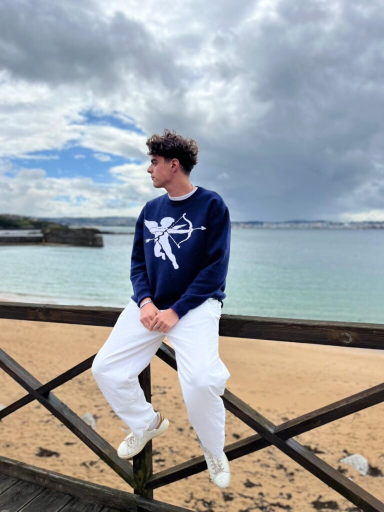 Jersey Rompido Cupido en color azul con un dibujo por delante de cupido y por detrás el nombre rompido con un corazón realista roto en vez de la O