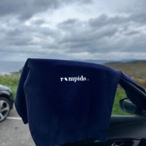 Jersey Rompido Cupido parte trasera con la palabra Rompido y un corazón realista