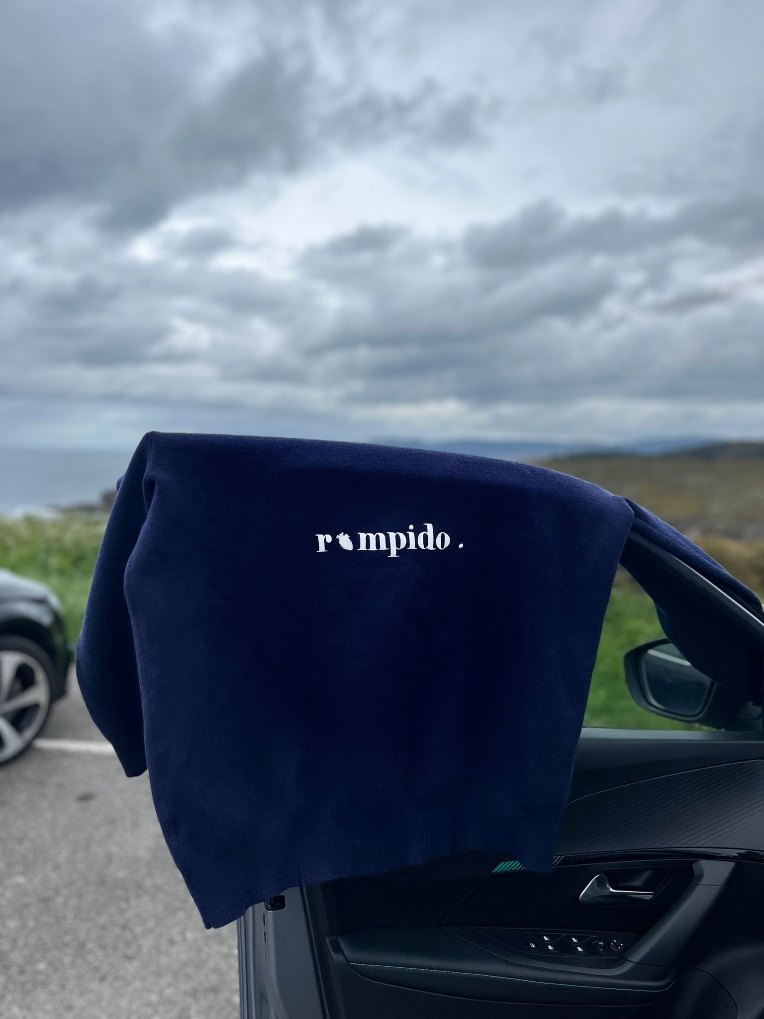 Jersey Rompido Cupido parte trasera con la palabra Rompido y un corazón realista